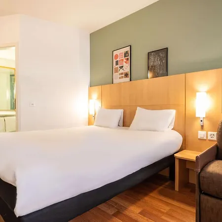 Ibis Centre Nations Hotel 3*