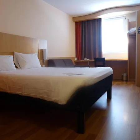 Ibis Centre Nations Hotel 3*